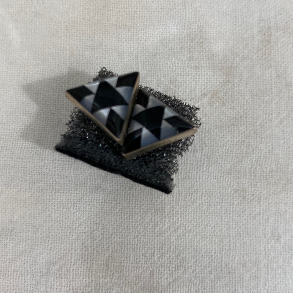 - Zuni Inlaid Mother Of Pearl And Onyx Earrings 54$